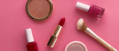 Telif alanı, kozmetik ürünleri ve pembe arka planda makyaj araçlarıyla güzellik, makyaj ve kozmetik düz düzlem tasarımı, kız ve kadın tarzı konsept