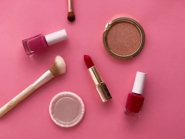 Telif alanı, kozmetik ürünleri ve pembe arka planda makyaj araçlarıyla güzellik, makyaj ve kozmetik düz düzlem tasarımı, kız ve kadın tarzı konsept