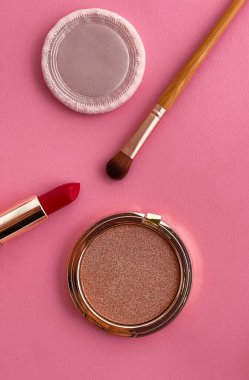 Telif alanı, kozmetik ürünleri ve pembe arka planda makyaj araçlarıyla güzellik, makyaj ve kozmetik düz düzlem tasarımı, kız ve kadın tarzı konsept