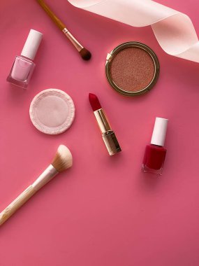 Telif alanı, kozmetik ürünleri ve pembe arka planda makyaj araçlarıyla güzellik, makyaj ve kozmetik düz düzlem tasarımı, kız ve kadın tarzı konsept