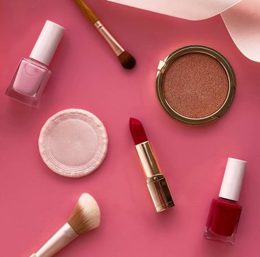 Telif alanı, kozmetik ürünleri ve pembe arka planda makyaj araçlarıyla güzellik, makyaj ve kozmetik düz düzlem tasarımı, kız ve kadın tarzı konsept