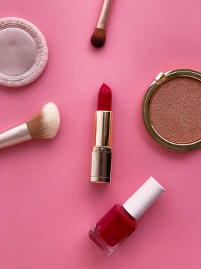 Telif alanı, kozmetik ürünleri ve pembe arka planda makyaj araçlarıyla güzellik, makyaj ve kozmetik düz düzlem tasarımı, kız ve kadın tarzı konsept