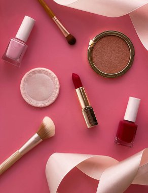 Telif alanı, kozmetik ürünleri ve pembe arka planda makyaj araçlarıyla güzellik, makyaj ve kozmetik düz düzlem tasarımı, kız ve kadın tarzı konsept