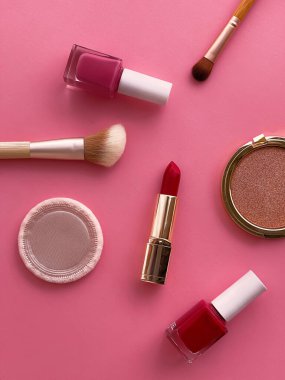 Telif alanı, kozmetik ürünleri ve pembe arka planda makyaj araçlarıyla güzellik, makyaj ve kozmetik düz düzlem tasarımı, kız ve kadın tarzı konsept