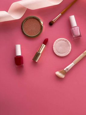 Telif alanı, kozmetik ürünleri ve pembe arka planda makyaj araçlarıyla güzellik, makyaj ve kozmetik düz düzlem tasarımı, kız ve kadın tarzı konsept
