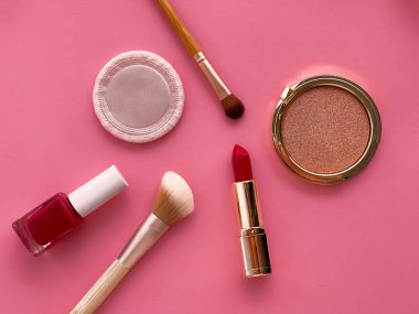 Telif alanı, kozmetik ürünleri ve pembe arka planda makyaj araçlarıyla güzellik, makyaj ve kozmetik düz düzlem tasarımı, kız ve kadın tarzı konsept