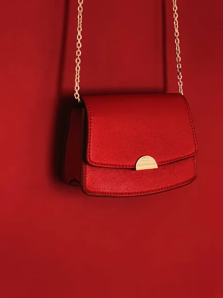 Red Fashionable Leather Purse Gold Details Designer Bag Stylish Accessory — 스톡 사진