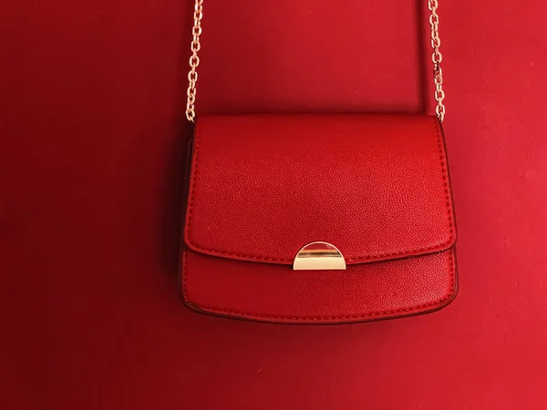 Red Fashionable Leather Purse Gold Details Designer Bag Stylish Accessory — Stock Photo, Image