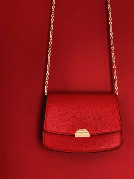 Red Fashionable Leather Purse Gold Details Designer Bag Stylish Accessory — ストック写真