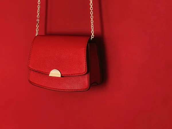 デザイナーバッグとしてゴールドの詳細とレッドファッショナブルなレザー財布とスタイリッシュなアクセサリー 女性のファッションと高級スタイルのハンドバッグコレクションコンセプト — ストック写真