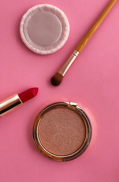 Telif alanı, kozmetik ürünleri ve pembe arka planda makyaj araçlarıyla güzellik, makyaj ve kozmetik düz düzlem tasarımı, kız ve kadın tarzı konsept