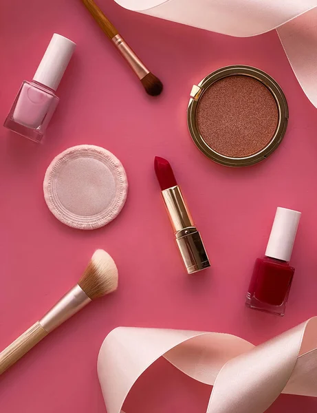 Telif alanı, kozmetik ürünleri ve pembe arka planda makyaj araçlarıyla güzellik, makyaj ve kozmetik düz düzlem tasarımı, kız ve kadın tarzı konsept