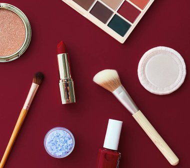 Telif alanı, kozmetik ürünleri ve bordo arka plan makyaj araçlarıyla güzellik, makyaj ve kozmetik düz çizgi tasarımı, kız ve kadın tarzı konsept