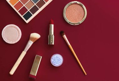 Telif alanı, kozmetik ürünleri ve bordo arka plan makyaj araçlarıyla güzellik, makyaj ve kozmetik düz çizgi tasarımı, kız ve kadın tarzı konsept