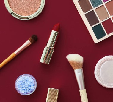 Telif alanı, kozmetik ürünleri ve bordo arka plan makyaj araçlarıyla güzellik, makyaj ve kozmetik düz çizgi tasarımı, kız ve kadın tarzı konsept