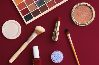Telif alanı, kozmetik ürünleri ve bordo arka plan makyaj araçlarıyla güzellik, makyaj ve kozmetik düz çizgi tasarımı, kız ve kadın tarzı konsept