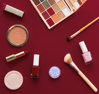 Telif alanı, kozmetik ürünleri ve bordo arka plan makyaj araçlarıyla güzellik, makyaj ve kozmetik düz çizgi tasarımı, kız ve kadın tarzı konsept