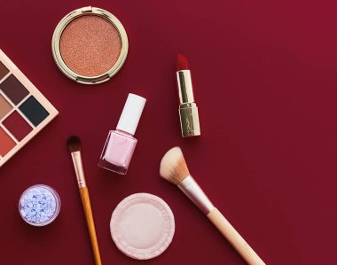 Telif alanı, kozmetik ürünleri ve bordo arka plan makyaj araçlarıyla güzellik, makyaj ve kozmetik düz çizgi tasarımı, kız ve kadın tarzı konsept