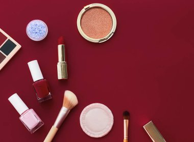 Telif alanı, kozmetik ürünleri ve bordo arka plan makyaj araçlarıyla güzellik, makyaj ve kozmetik düz çizgi tasarımı, kız ve kadın tarzı konsept