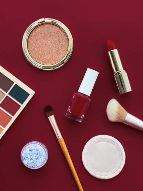 Telif alanı, kozmetik ürünleri ve bordo arka plan makyaj araçlarıyla güzellik, makyaj ve kozmetik düz çizgi tasarımı, kız ve kadın tarzı konsept