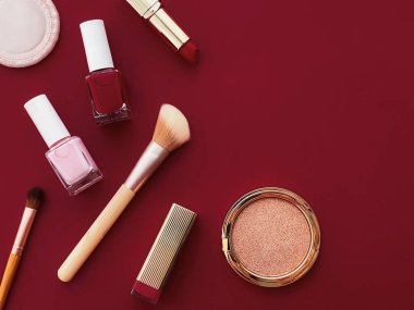 Telif alanı, kozmetik ürünleri ve bordo arka plan makyaj araçlarıyla güzellik, makyaj ve kozmetik düz çizgi tasarımı, kız ve kadın tarzı konsept