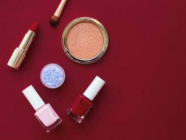 Telif alanı, kozmetik ürünleri ve bordo arka plan makyaj araçlarıyla güzellik, makyaj ve kozmetik düz çizgi tasarımı, kız ve kadın tarzı konsept