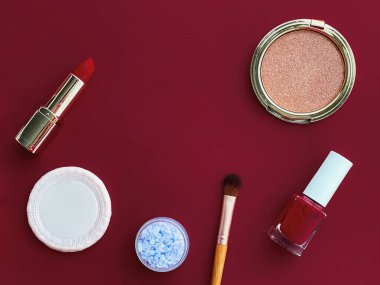 Telif alanı, kozmetik ürünleri ve bordo arka plan makyaj araçlarıyla güzellik, makyaj ve kozmetik düz çizgi tasarımı, kız ve kadın tarzı konsept