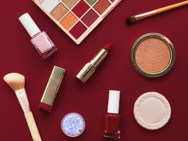 Telif alanı, kozmetik ürünleri ve bordo arka plan makyaj araçlarıyla güzellik, makyaj ve kozmetik düz çizgi tasarımı, kız ve kadın tarzı konsept