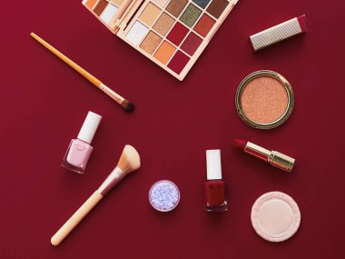 Telif alanı, kozmetik ürünleri ve bordo arka plan makyaj araçlarıyla güzellik, makyaj ve kozmetik düz çizgi tasarımı, kız ve kadın tarzı konsept