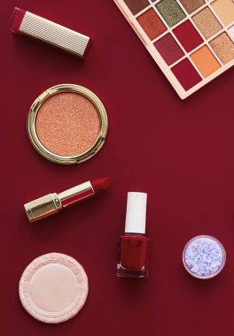 Telif alanı, kozmetik ürünleri ve bordo arka plan makyaj araçlarıyla güzellik, makyaj ve kozmetik düz çizgi tasarımı, kız ve kadın tarzı konsept
