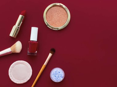 Telif alanı, kozmetik ürünleri ve bordo arka plan makyaj araçlarıyla güzellik, makyaj ve kozmetik düz çizgi tasarımı, kız ve kadın tarzı konsept