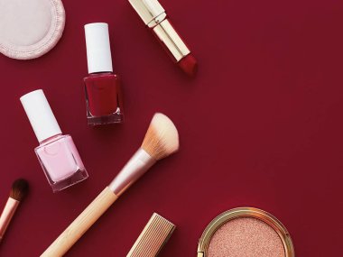 Telif alanı, kozmetik ürünleri ve bordo arka plan makyaj araçlarıyla güzellik, makyaj ve kozmetik düz çizgi tasarımı, kız ve kadın tarzı konsept
