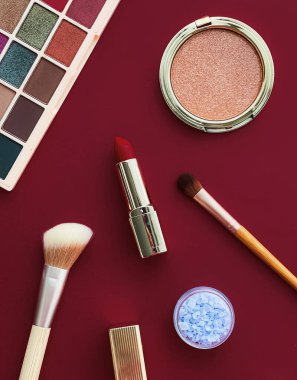 Telif alanı, kozmetik ürünleri ve bordo arka plan makyaj araçlarıyla güzellik, makyaj ve kozmetik düz çizgi tasarımı, kız ve kadın tarzı konsept