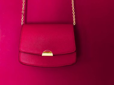 Özel tasarım çanta ve şık aksesuarlar, kadın modası ve lüks çanta koleksiyonu konseptiyle pembe moda deri çanta.