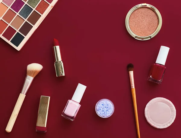 Telif alanı, kozmetik ürünleri ve bordo arka plan makyaj araçlarıyla güzellik, makyaj ve kozmetik düz çizgi tasarımı, kız ve kadın tarzı konsept