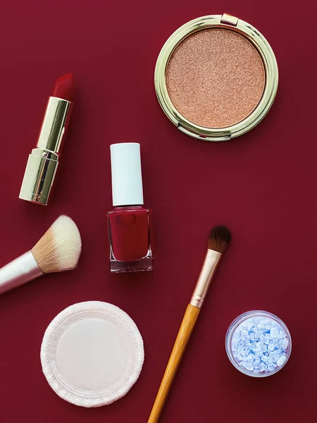 Telif alanı, kozmetik ürünleri ve bordo arka plan makyaj araçlarıyla güzellik, makyaj ve kozmetik düz çizgi tasarımı, kız ve kadın tarzı konsept