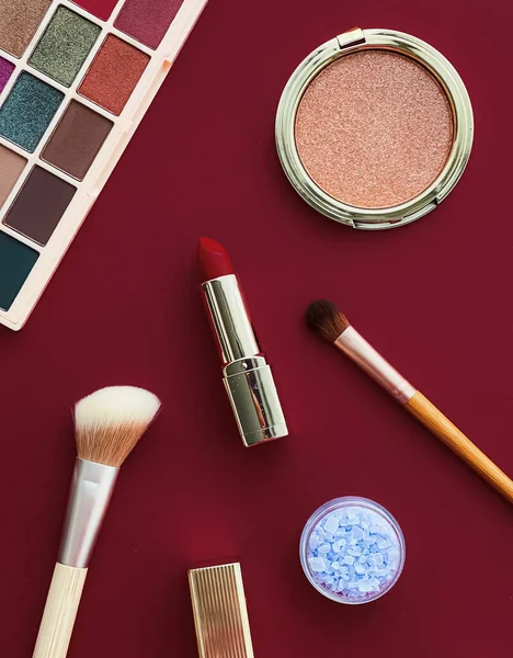 Telif alanı, kozmetik ürünleri ve bordo arka plan makyaj araçlarıyla güzellik, makyaj ve kozmetik düz çizgi tasarımı, kız ve kadın tarzı konsept