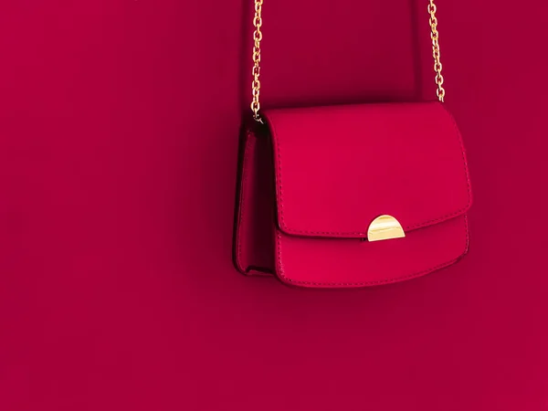 デザイナーバッグとしてゴールドの詳細とピンクのファッショナブルなレザー財布とスタイリッシュなアクセサリー 女性のファッションと高級スタイルのハンドバッグコレクションコンセプト — ストック写真