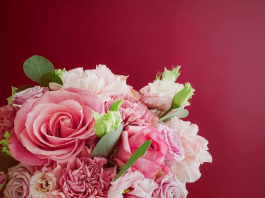 Kırmızı arka planda güzel bir çiçek kutusu, çiçek buketi bayram hediyesi olarak, lüks çiçek tasarımı konsepti