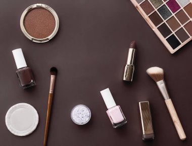 Telif alanı, kozmetik ürünleri ve kahverengi arka planda makyaj araçları olan güzellik, makyaj ve kozmetik düz çizgi tasarımı, kız ve kadın tarzı konsept