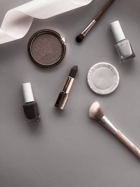Gri arka planda güzellik, makyaj ve kozmetik düz çizgi dizaynı, kozmetik ürünler ve makyaj araçları, kız ve kadın tarzı konsept