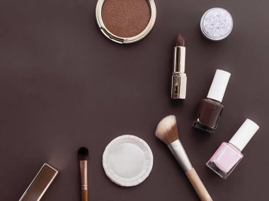 Telif alanı, kozmetik ürünleri ve kahverengi arka planda makyaj araçları olan güzellik, makyaj ve kozmetik düz çizgi tasarımı, kız ve kadın tarzı konsept