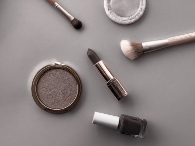 Gri arka planda güzellik, makyaj ve kozmetik düz çizgi dizaynı, kozmetik ürünler ve makyaj araçları, kız ve kadın tarzı konsept