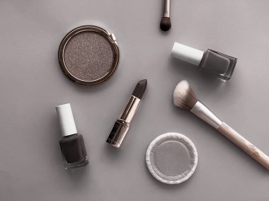 Gri arka planda güzellik, makyaj ve kozmetik düz çizgi dizaynı, kozmetik ürünler ve makyaj araçları, kız ve kadın tarzı konsept