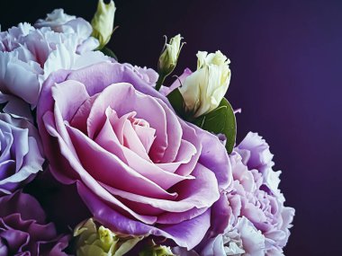 Tatil hediyesi olarak güzel çiçek buketi, lüks çiçek tasarımı konsepti