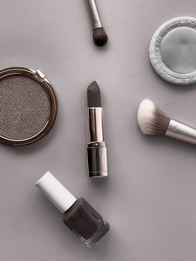 Gri arka planda güzellik, makyaj ve kozmetik düz çizgi dizaynı, kozmetik ürünler ve makyaj araçları, kız ve kadın tarzı konsept