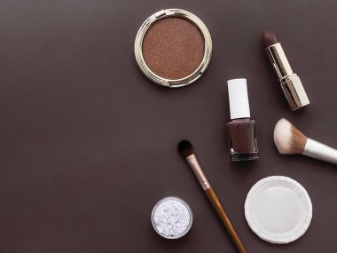 Telif alanı, kozmetik ürünleri ve kahverengi arka planda makyaj araçları olan güzellik, makyaj ve kozmetik düz çizgi tasarımı, kız ve kadın tarzı konsept