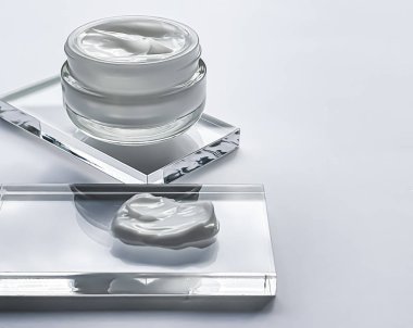 Yüz kremi kavanozu ve cam, güzellik ve cilt bakımı, kozmetik bilimi konsepti