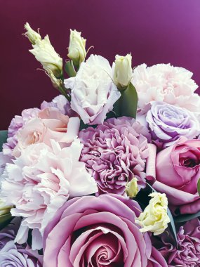 Tatil hediyesi olarak güzel çiçek buketi, lüks çiçek tasarımı konsepti