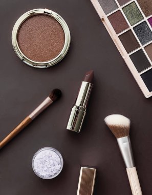 Telif alanı, kozmetik ürünleri ve kahverengi arka planda makyaj araçları olan güzellik, makyaj ve kozmetik düz çizgi tasarımı, kız ve kadın tarzı konsept